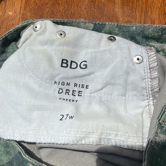 BDG camo high waist shorts size 27w - Picture 3 of 3
